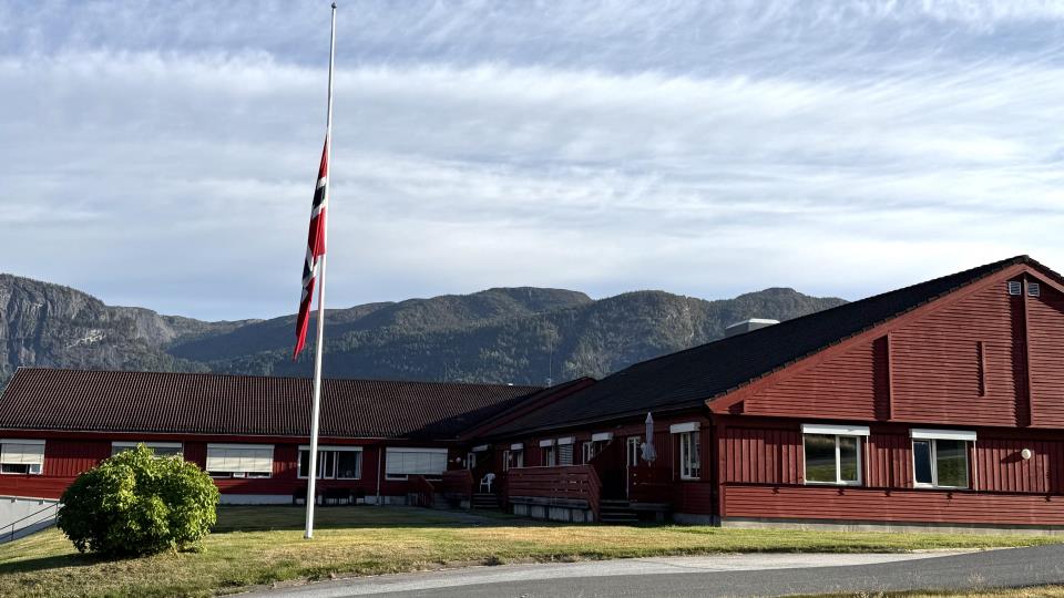Lenkje til artikkel: Hugs parkering bak Esso før minnesamling ved Valle bygdeheim i morgon