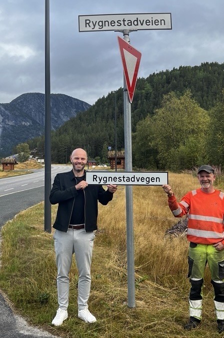 Lenkje til artikkel: Rygnestadvegen-skilt hadde bokmålsnamn - no er nynorskversjon på plass