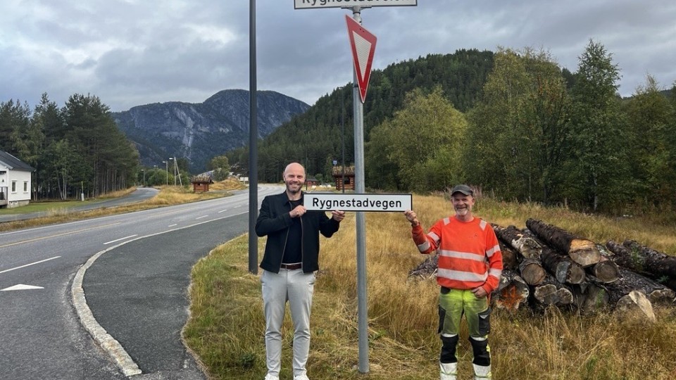 Lenkje til artikkel: Rygnestadvegen-skilt hadde bokmålsnamn - no er nynorskversjon på plass